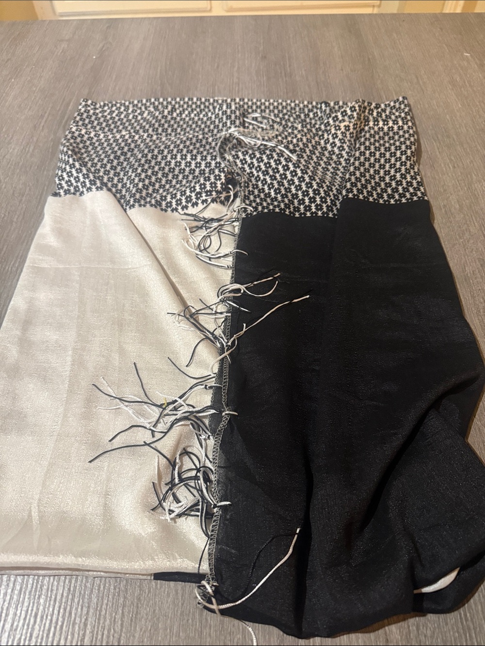 Women's Two-Tone Black & Cream Fringe Scarf